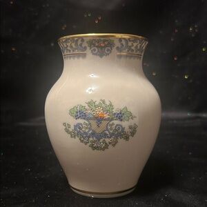 Lenox Ivory Vase with 24K Gold and Flowery Accents (LC)